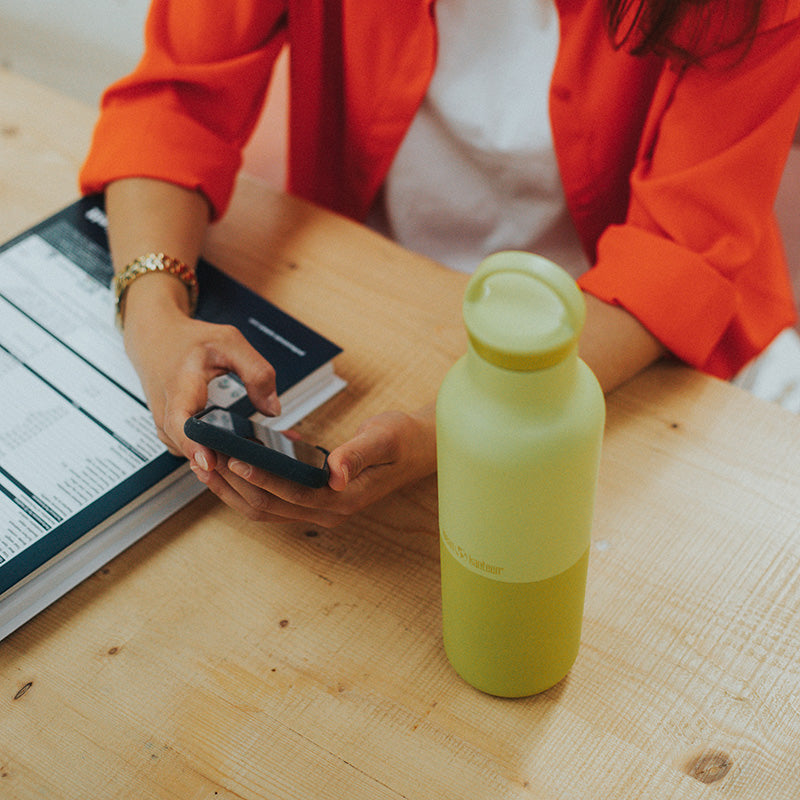 daily-on-the-go-set-k2 20oz_rise_classic_insulated_bottle_acacia_worker_phone_square.jpg