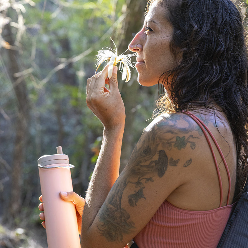 20oz-tkwide-with-twist-cap-z9 tkwide_20oz_insulated_bottle_twist_woman_flower_costarica_square.jpg